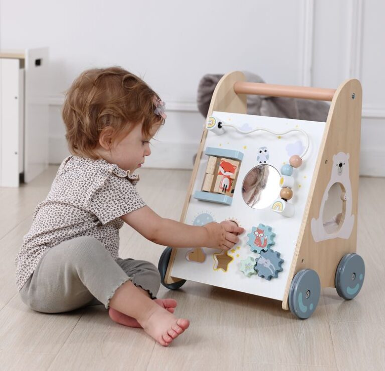 Dzieci w wieku od 0 do 2 lat rozwijają się niezwykle dynamicznie – poznają świat przez dotyk, ruch i obserwację, a drewniane zabawki są idealnym wyborem do wspierania ich rozwoju na tym etapie.